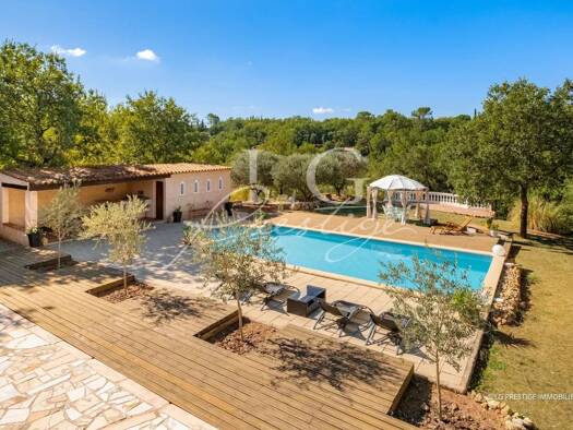 Villa à vendre 790 000 € 8 pièces 5 chambres 257 m² 2 520 m² de terrain Saint-Paul-en-Forêt 83440
