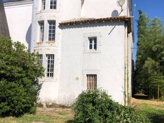 Espace bureau à vendre 672 000 € 740 m² de bureaux divisible à partir de 740 m² Les Gours 16140