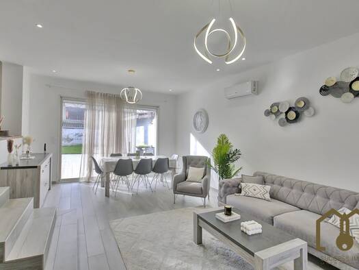 Villa à vendre 350 000 € 5 pièces 3 chambres 97,7 m² 468 m² de terrain Le Pont des Planches-Quartiers Est Vaulx-en-Velin 69120