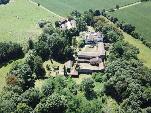 Villa à vendre 1 700 000 € 16 pièces 7 chambres 2 000 m² Pérouges 01800