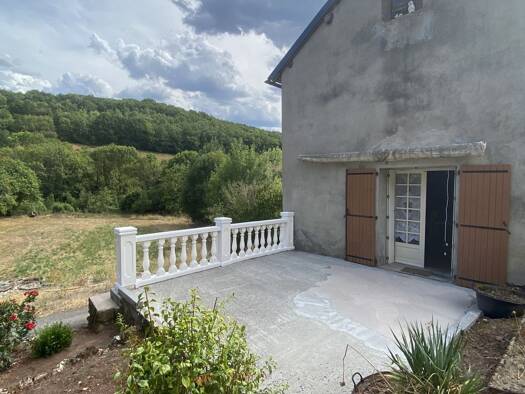 Maison à vendre 119 000 € 5 pièces 4 chambres 107 m² 14 200 m² de terrain Laval-Roquecezière 12380
