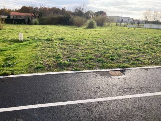 Terrain constructible viabilisé à vendre 35 600 € 468 m² de terrain La Chapelle-des-Pots 17100