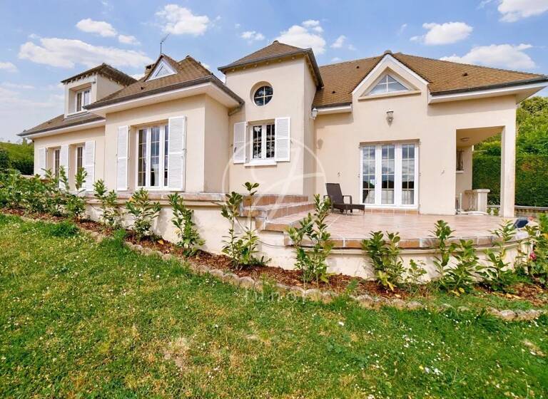 Maison à vendre 960 000 € 8 pièces 3<br/>chambres 259 m²<br/>superficie 2 356 m²<br/>terrain Haut Maule 78580