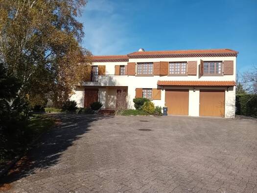 Maison à vendre 343 000 € 6 pièces 3 chambres 211 m² 2 920 m² de terrain Billom 63160