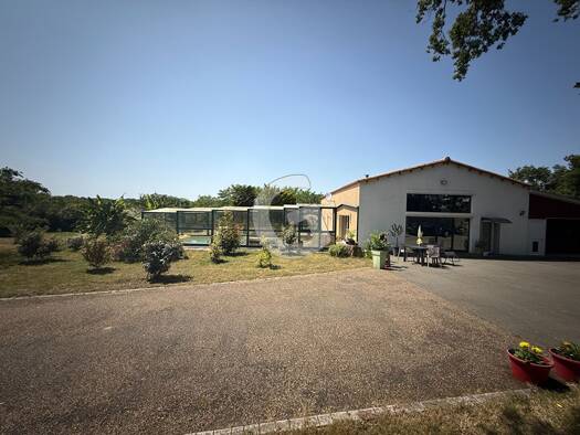 Maison à vendre 343 000 € 8 pièces 5 chambres 202 m² 3 898 m² de terrain Le Champ Saint Pere 85540