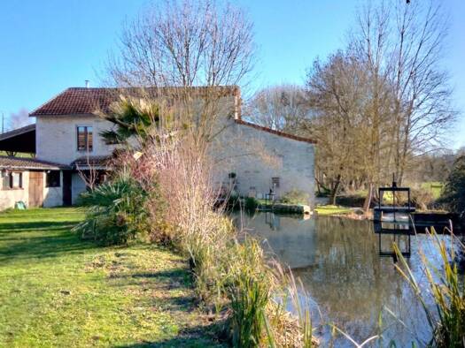 Maison à vendre 275 000 € 5 pièces 3 chambres 161 m² 2 535 m² de terrain Londigny 16700