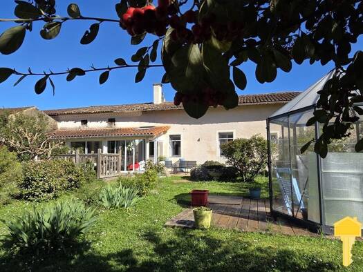 Maison de plain-pied à vendre 214 750 € 4 pièces 2 chambres 79,2 m² 1 547 m² de terrain Saint-Dizant-du-Gua 17240