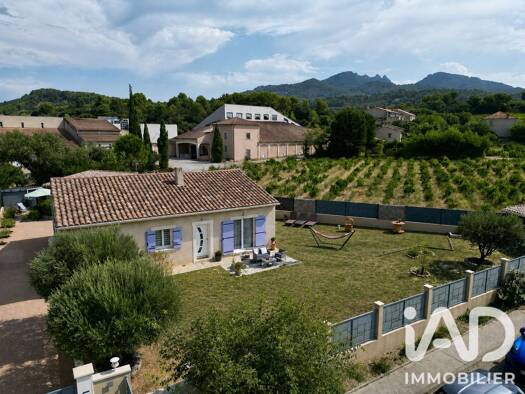 Maison de plain-pied à vendre 430 000 € 5 pièces 3 chambres 136 m² 851 m² de terrain Vacqueyras 84190