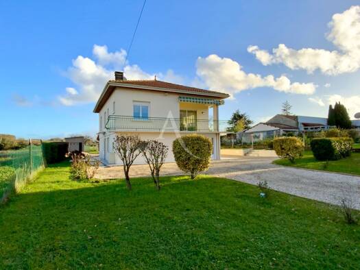 Maison à vendre 229 950 € 5 pièces 3 chambres 129 m² 2 552 m² de terrain Jonzac 17500