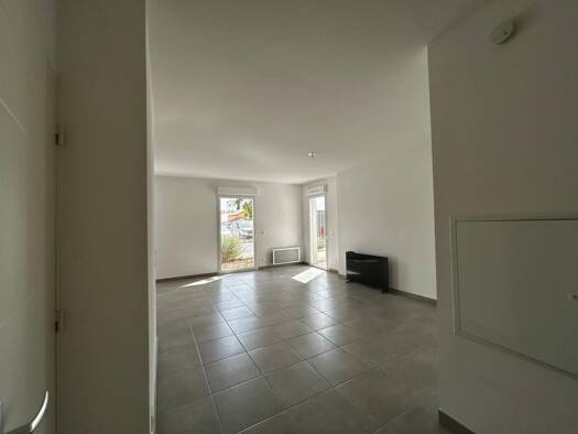 Appartement à louer 890 € 3 pièces 2 chambres 63,6 m² RDC Chiron-Saint Suspi Miramas 13140