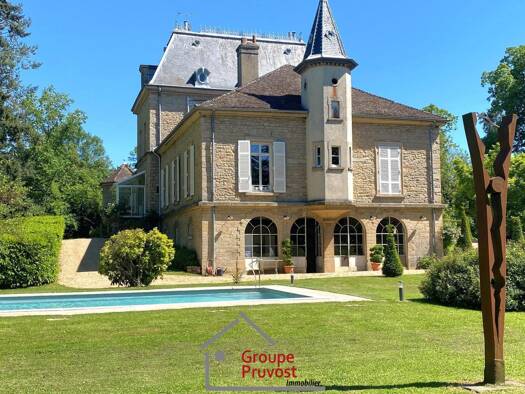 Château à vendre 1 550 000 € 16 pièces 6 chambres 450 m² 31 925 m² de terrain Mâcon 71000