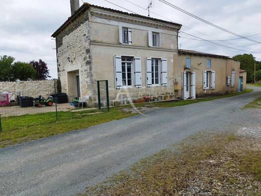 Maison à vendre 190 000 € 4 pièces 3 chambres 110 m² 2 270 m² de terrain Gemozac 17260