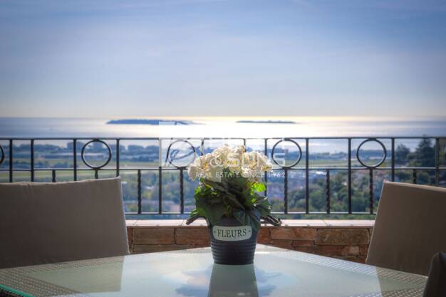 Appartement à vendre 1 200 000 € 4 pièces 2 chambres 113 m² Étage 5/6 Le Roc Fleuri-Capitou (Jeanne d'Arc) Mandelieu la Napoule 06210