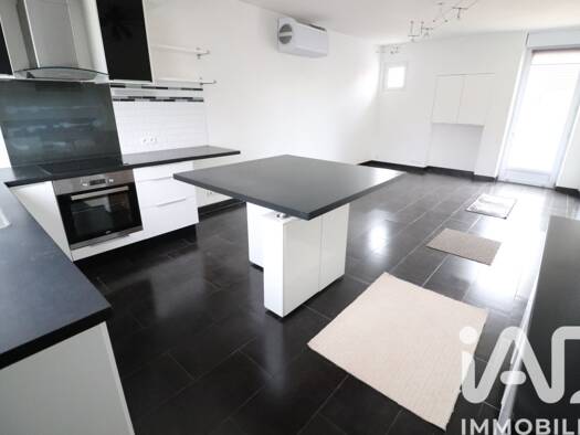 Appartement à louer 865 € 3 pièces 2 chambres 58 m² RDC/3 Centre Sud Champagne-sur-Seine 77430