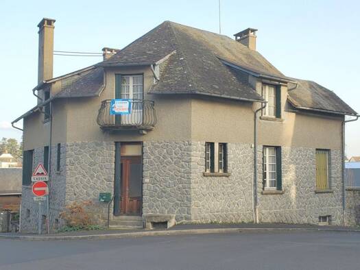 Maison à vendre 125 000 € 9 pièces 7 chambres 209,8 m² 717 m² de terrain Neuvic 19160