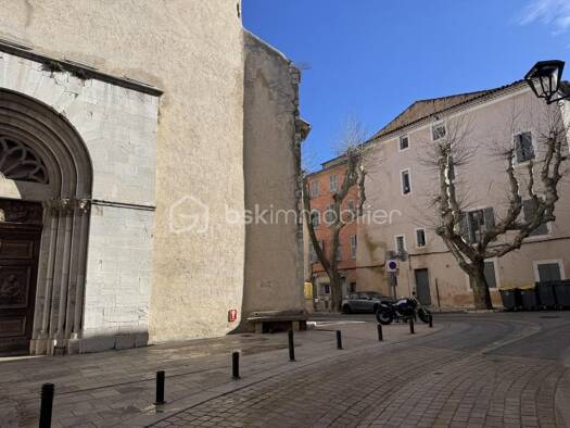 Appartement à vendre 73 000 € 3 pièces 2 chambres 61 m² Étage 3/3 Centre Vieille Ville Brignoles 83170