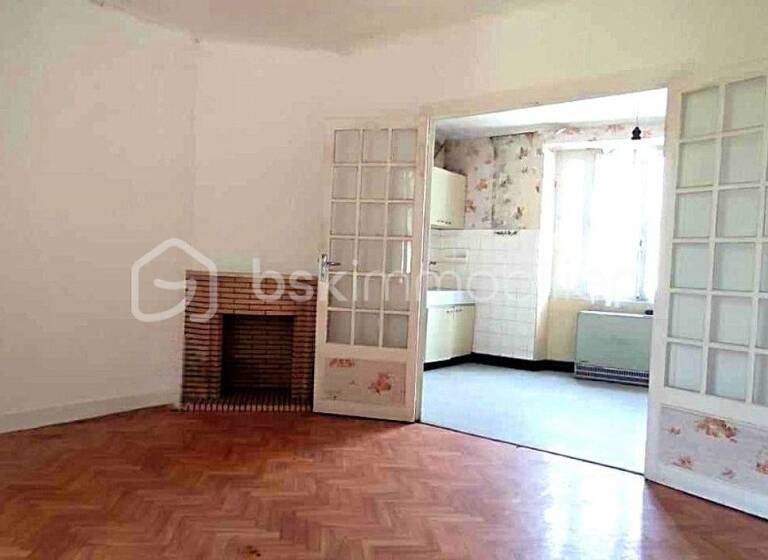 Maison de ville à vendre 54 000 € 9 pièces 4<br/>chambres 301 m²<br/>superficie Chef-Boutonne 79110