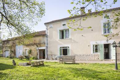 Maison à vendre 257 250 € 9 pièces 5 chambres 230 m² 5 700 m² de terrain Mareuil 24340