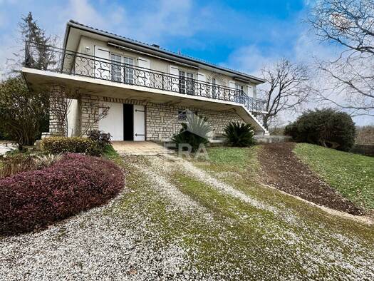 Maison de plain-pied à louer 945 € 5 pièces 3 chambres 134 m² 2 045 m² de terrain Nersac 16440