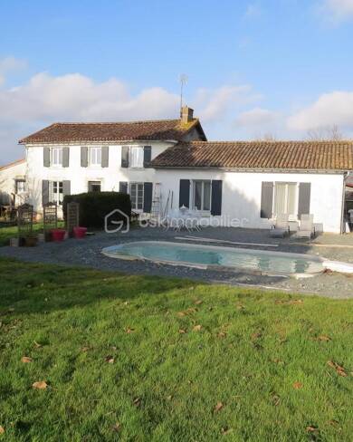 Ferme à vendre 258 000 € 5 pièces 4 chambres 148 m² 7 719 m² de terrain Vouhé 79310