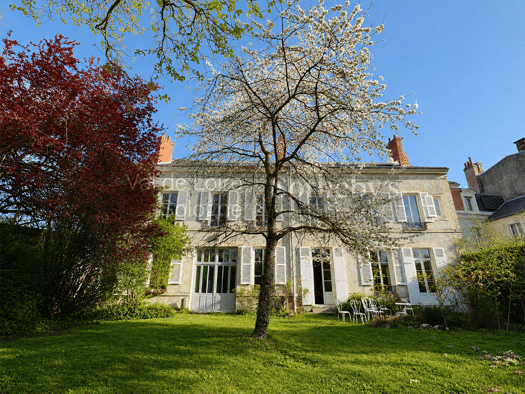 Maison à vendre 975 000 € 10 pièces 9 chambres 414 m² 1 000 m² de terrain Carmes-République Orléans 45000
