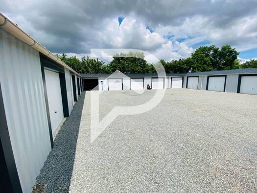 Parking à louer 250 € Nord Surgères 17700