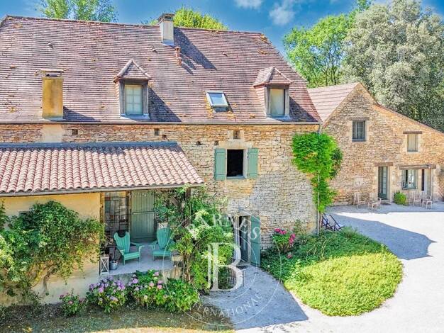 Maison à vendre 1 580 000 € 12 pièces 9 chambres 370 m² 13 000 m² de terrain Sarlat-la-Canéda 24200