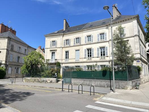 Appartement à vendre 345 000 € 4 pièces 2 chambres 123 m² Étage 3/3 Dijon 21000