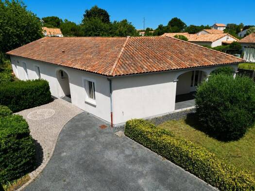 Maison de plain-pied à vendre 293 000 € 6 pièces 4 chambres 150 m² 877 m² de terrain Smarves 86240