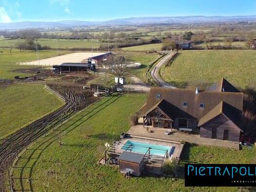 Villa à vendre 1 250 000 € 7 pièces 5 chambres 239 m² 55 828 m² de terrain Sennecey-le-Grand 71240