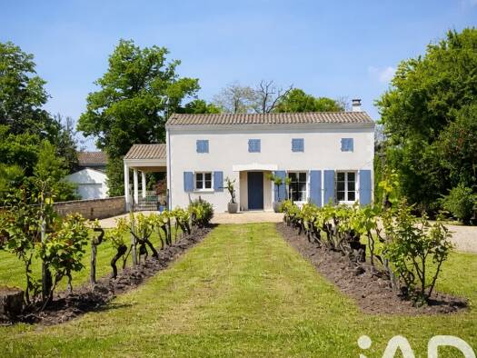 Maison de plain-pied à vendre 241 000 € 4 pièces 3 chambres 106 m² 857 m² de terrain Saint-Fort-sur-Gironde 17240