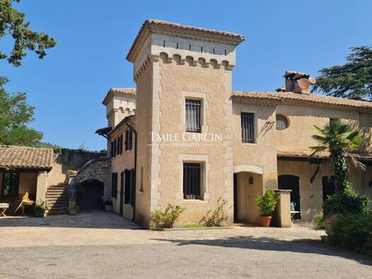 Château à vendre 1 200 000 € 16 pièces 9 chambres 600 m² 8 178 m² de terrain Pierrevert 04860