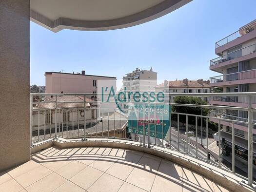 Appartement à vendre 380 000 € 3 pièces 2 chambres 67,98 m² Étage 3/5 Centre Ville Antibes 06600