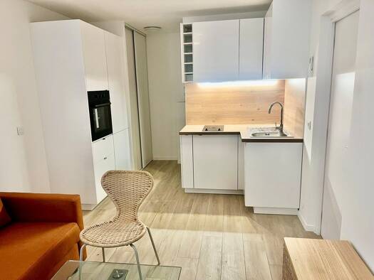 Appartement à louer 1 190 € 2 pièces 1 chambre 28 m² Étage 4/6 Nice 06300