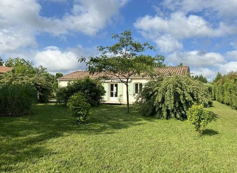 Maison de plain-pied à vendre 161 200 € 5 pièces 3<br/>chambres 96 m²<br/>superficie 1 296 m²<br/>terrain St Romain 16210