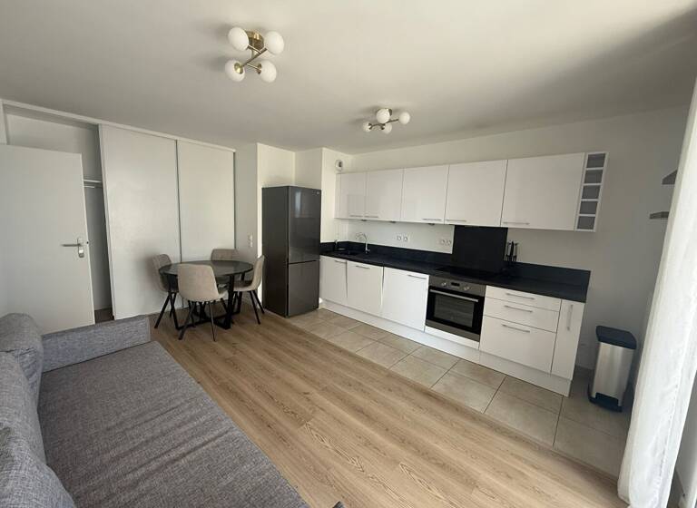 Appartement à louer 1 350 € 2 pièces 1<br/>chambre 43 m²<br/>superficie 4ème<br/>étage Plateau-Grèves-Europe-Gare du Stade-Fossés Jean Colombes 92700