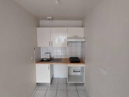Appartement à louer 899 € 1 pièce 42 m² RDC Garches 92380
