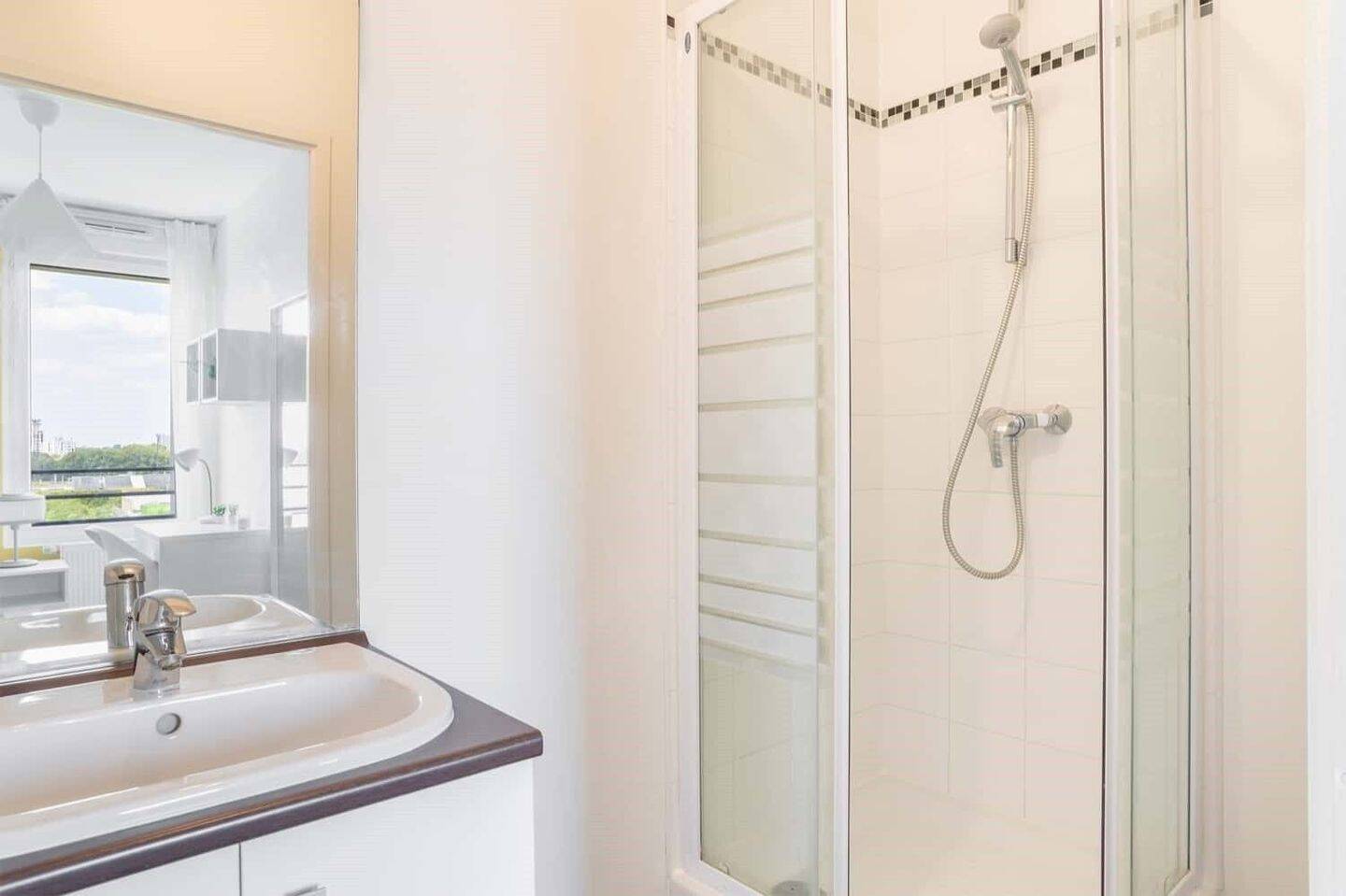 Settle into this room with private bathroom – LIL17 - Colocation — 5