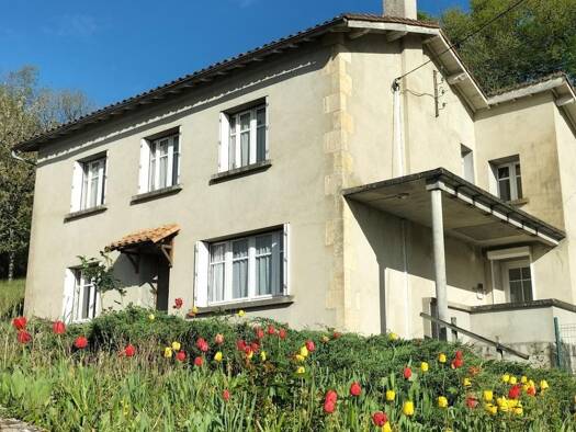 Maison à vendre 157 600 € 7 pièces 4 chambres 146 m² 4 342 m² de terrain St Genard 79500