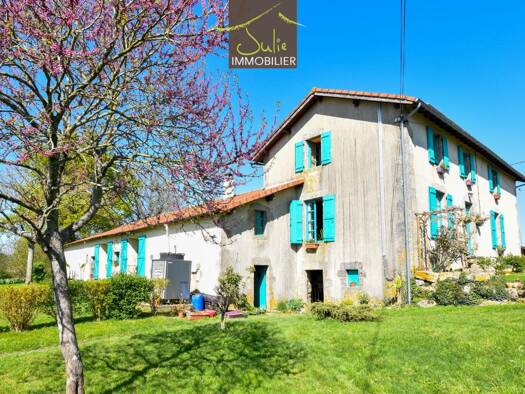 Maison à vendre 199 500 € 9 pièces 6 chambres 213 m² 21 747 m² de terrain Moncoutant-sur-Sèvre 79320