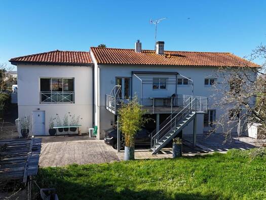 Maison à vendre 398 000 € 9 pièces 4 chambres 202 m² 2 281 m² de terrain Saint-Pierre-La-Noue 17700