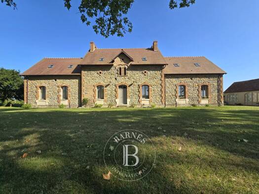 Maison à vendre 429 000 € 12 pièces 3 chambres 265 m² 3 500 m² de terrain Decize 58300