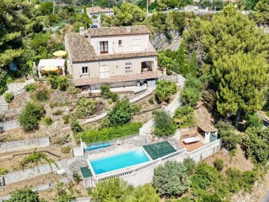 Maison à vendre 685 000 € 1 chambre 183 m² 2 120 m² de terrain Castagniers 06670