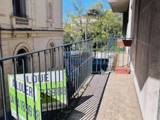 Appartement à louer 1 300 € 5 pièces 3 chambres 111 m² Étage 2/4 Place d'Armes Toulon 83000