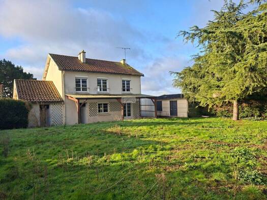 Maison à vendre 158 250 € 7 pièces 5 chambres 121 m² 811 m² de terrain Nueil-les-Aubiers 79250