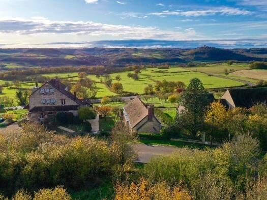 Maison à vendre 990 000 € 30 pièces 21 chambres 1 179 m² 12 641 m² de terrain Vézelay 89450