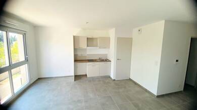 Appartement à louer 730 € 2 pièces 1 chambre 42 m² Dernier étage, Étage 3/3 Arles 13200