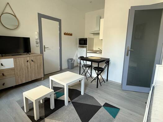Appartement à louer 465 € 1 pièce 1 chambre 17 m² RDC/2 Centre Saintes 17100