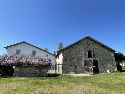 Maison à vendre 336 000 € 9 pièces 7 chambres 342,5 m² 4 153 m² de terrain Salies-de-Béarn 64270