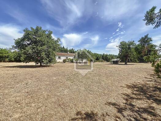 Maison à louer 1 600 € 4 pièces 3 chambres 123,7 m² 3 500 m² de terrain Mollégès 13940